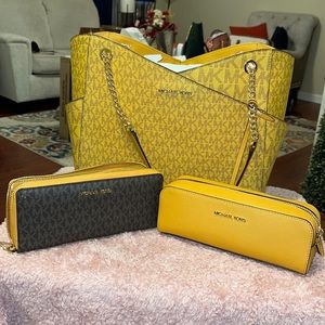 Exquisite Signature Michael Kors tote with matching wallet and makeup bag